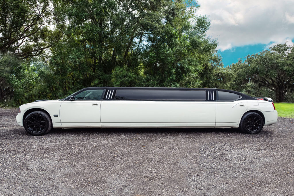 What Are The Perks of Hiring a Limo Bus For Your Wedding Party?